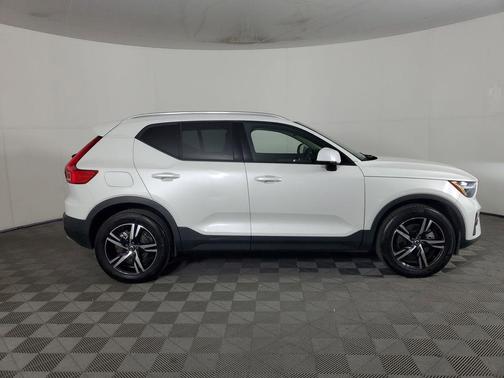 2023 Volvo XC40 B5 Core