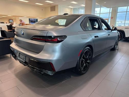 2025 BMW 760 760i xDrive