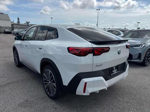 Alpine White 2026 BMW X2 xDrive28i