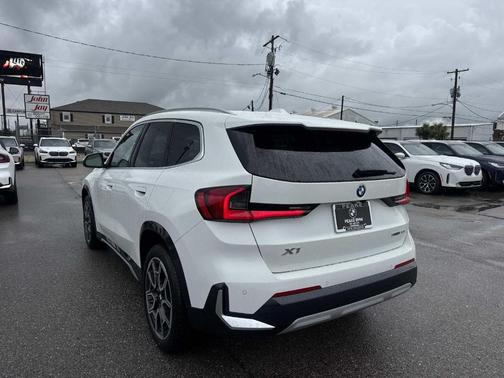 Alpine White 2027 BMW X1 xDrive28i