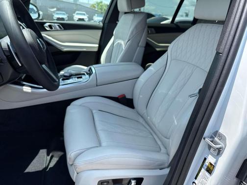 Mineral White Metallic 2026 BMW X5 xDrive40i
