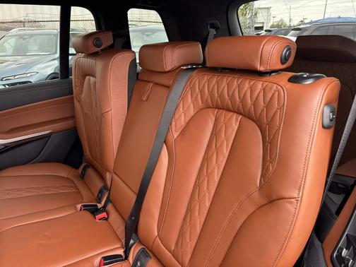 Carbon Black Metallic 2026 BMW X7 M60i