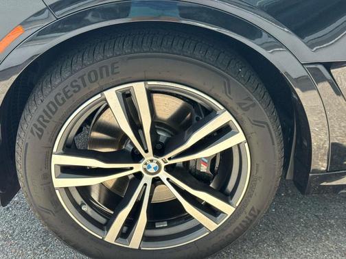 Black Sapphire Metallic 2024 BMW X7 xDrive40i