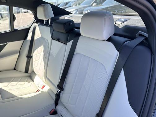 Black Sapphire Metallic 2026 BMW 530 i