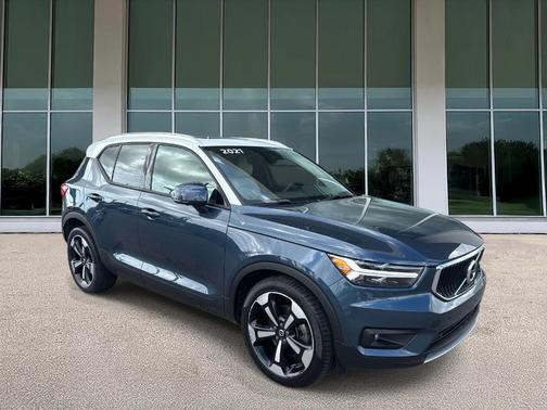 White 2021 Volvo XC40 T5 Momentum