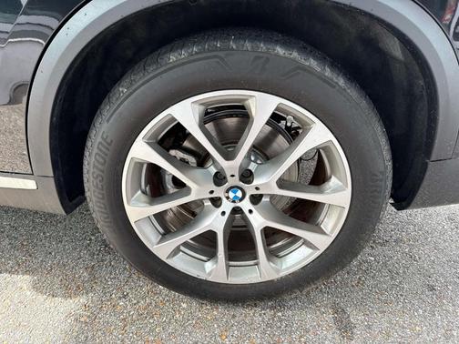 Black Sapphire Metallic 2023 BMW X5 sDrive40i
