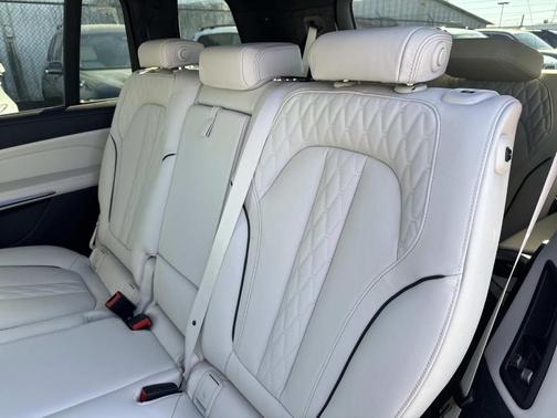 Mineral White Metallic 2026 BMW X7 M60i