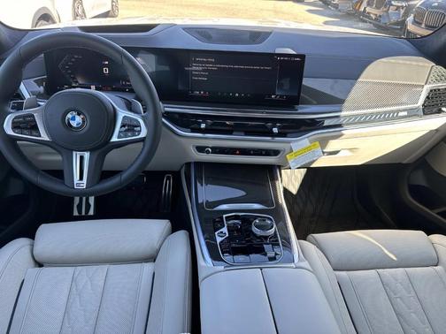 Mineral White Metallic 2026 BMW X7 M60i