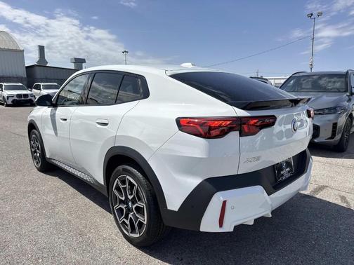 Alpine White 2026 BMW X2 xDrive28i