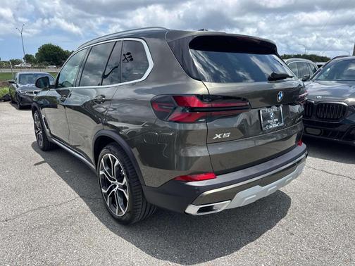 Manhattan Green Metallic 2026 BMW X5 xDrive40i