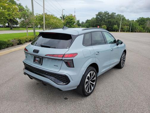 Arrow Gray Pearl Effect 2026 Audi Q3 TFSI quattro S tronic