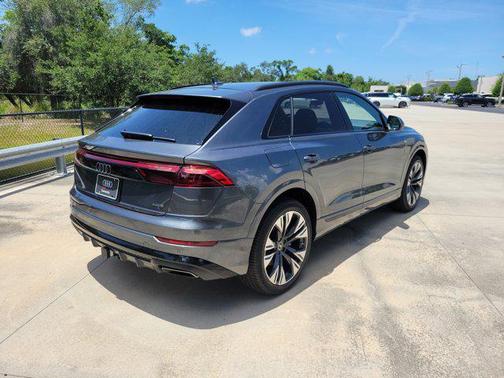 Daytona Gray Pearl Effect 2026 Audi Q8 55 Premium Plus