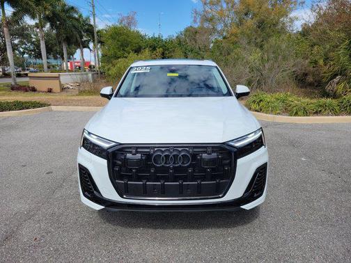 2025 Audi Q7 45 Premium Plus