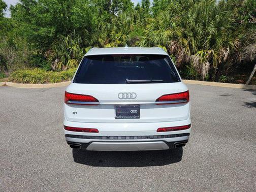 Glacier White Metallic 2025 Audi Q7 45 Premium
