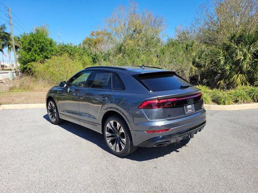 Daytona Gray Pearl Effect 2026 Audi Q8 55 Premium Plus