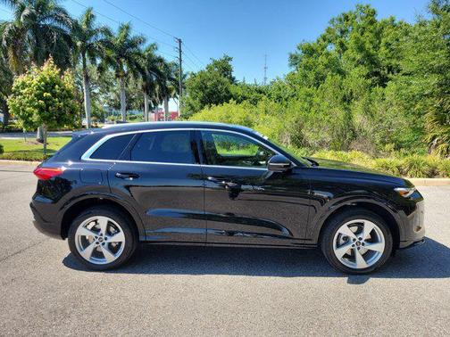 Mythos Black Metallic 2025 Audi Q5 Premium Plus TFSI quattro S tronic