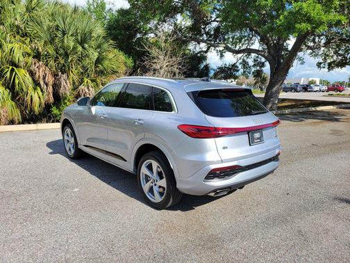 Florett Silver Metallic 2026 Audi Q5 Premium Plus