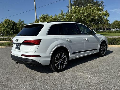 Glacier White Metallic 2026 Audi Q7 55 Premium