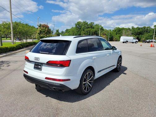 Glacier White 2025 Audi Q7 45 Premium Plus