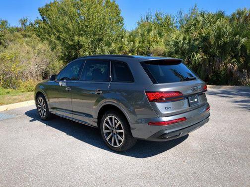2023 Audi Q7 45 Premium Plus