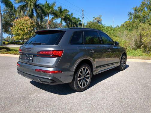 2023 Audi Q7 45 Premium Plus