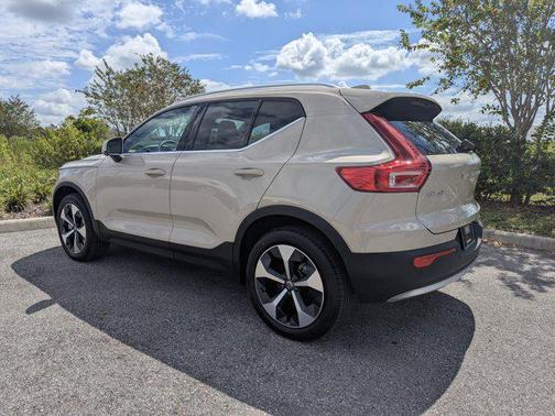 2025 Volvo XC40 B5 Plus Bright Theme