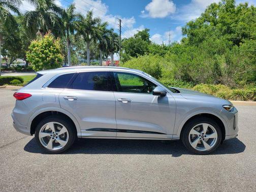 Florett Silver Metallic 2025 Audi Q5 Premium Plus TFSI quattro S tronic