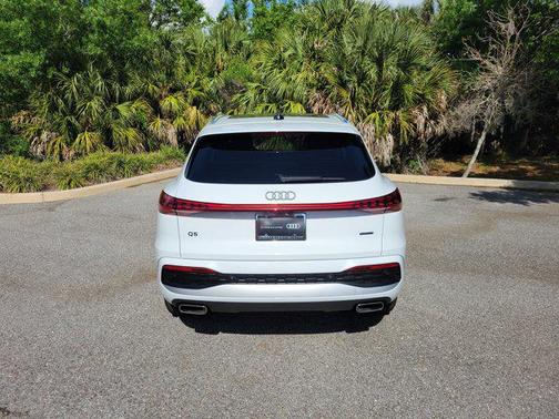Glacier White Metallic 2025 Audi Q5 Premium Plus TFSI quattro S tronic