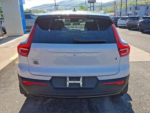 2022 Volvo XC40 T5 R-Design