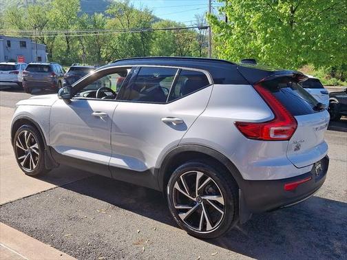 2022 Volvo XC40 T5 R-Design
