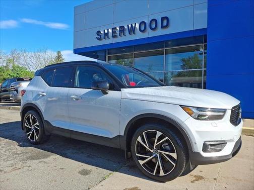 2022 Volvo XC40 T5 R-Design