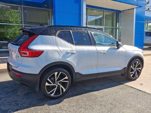 2022 Volvo XC40 T5 R-Design