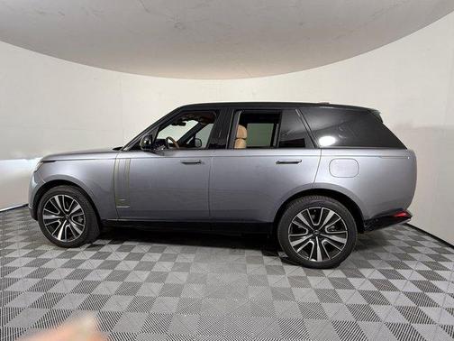 2025 Land Rover Range Rover P550e SE