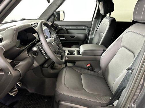 2025 Land Rover Defender 110 V8