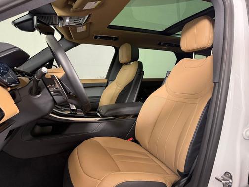 Ostuni Pearl White Premium Metallic 2025 Land Rover Range Rover Sport SE