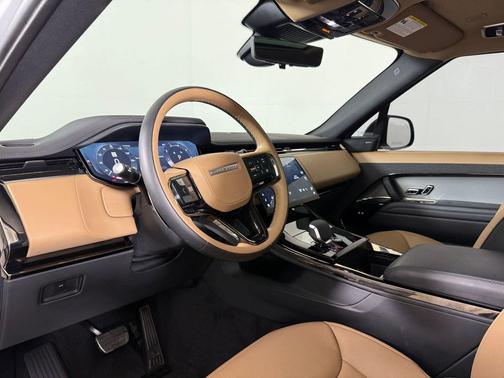 Ostuni Pearl White Premium Metallic 2025 Land Rover Range Rover Sport SE