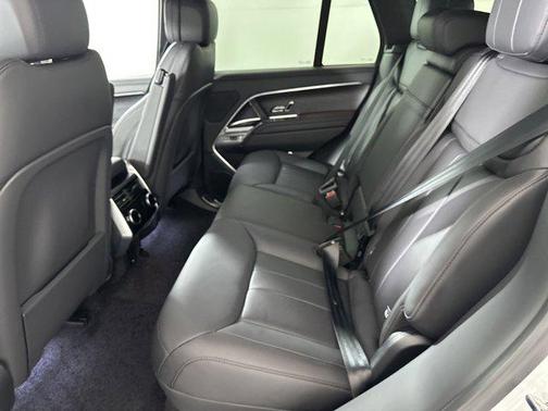 2025 Land Rover Range Rover P550e SE