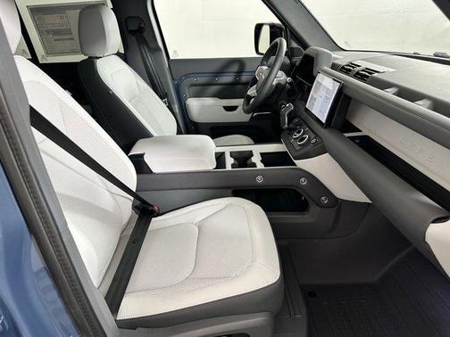2025 Land Rover Defender 110 P300