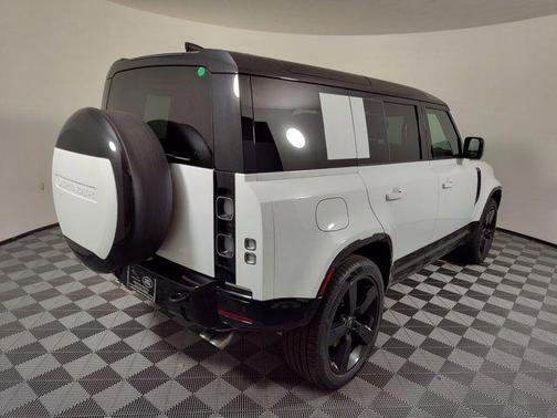 2025 Land Rover Defender 110 V8