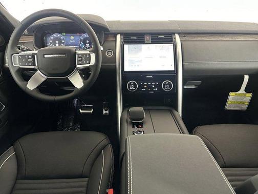2024 Land Rover Discovery P300 Dynamic SE