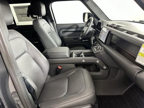 2025 Land Rover Defender 110 P400 X-Dynamic SE