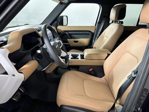 2025 Land Rover Defender 130 P400 X-Dynamic SE