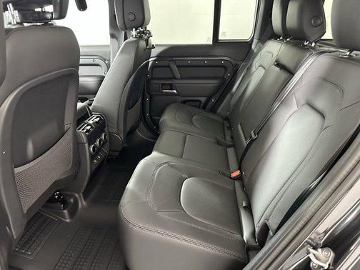 2025 Land Rover Defender 110 P400 X-Dynamic SE
