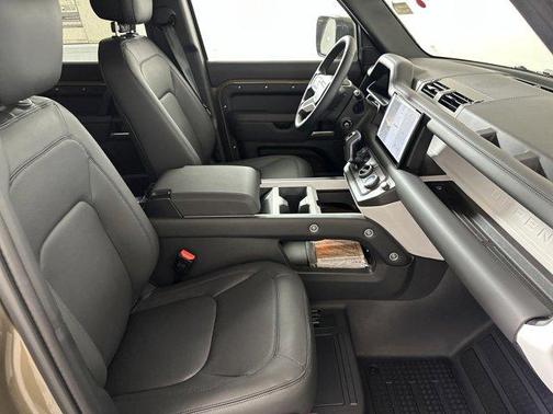 2025 Land Rover Defender X-Dynamic SE