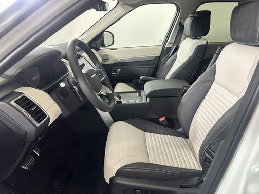 Fuji White 2025 Land Rover Discovery P300 Dynamic SE