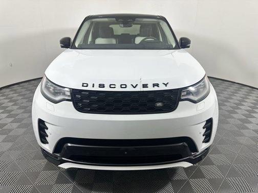 Fuji White 2025 Land Rover Discovery P300 Dynamic SE