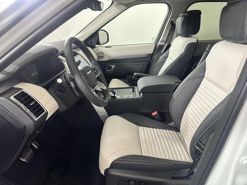 Fuji White 2025 Land Rover Discovery P300 Dynamic SE