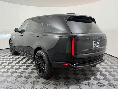 Santorini Black 2026 Land Rover Range Rover P530 SE 7 Seat