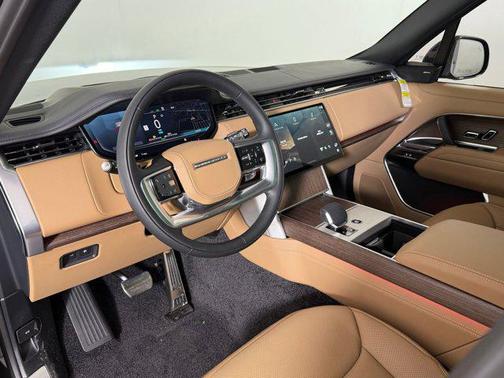 2026 Land Rover Range Rover P550e SE