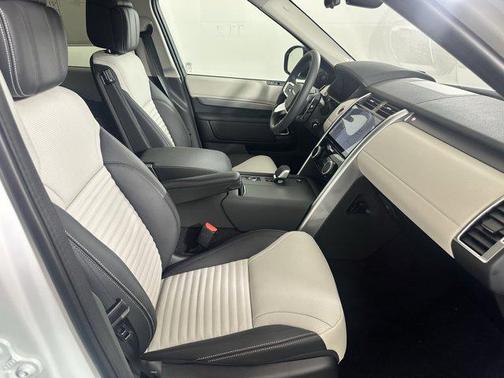 2025 Land Rover Discovery P300 Dynamic SE